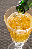 Champagner fließt in ein Glas