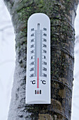 Thermometer zeigt den Gefrierpunkt an