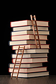 Leitern und Bücherstapel