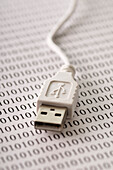 USB-Kabel und Binärcode