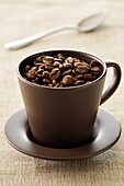 Kaffeetasse voller Kaffeebohnen