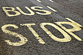 Bushaltestellenschild an der Straße