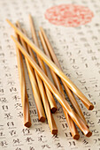 Essstäbchen mit chinesischen Schriftzeichen