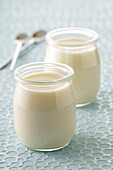 Joghurt in Glasbehältern