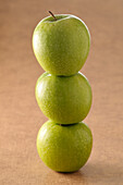 Nahaufnahme eines Stapels von drei grünen Äpfeln