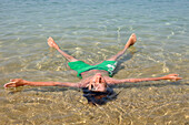 Junge schwimmt im Wasser,Korsika,Frankreich