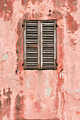 Nahaufnahme einer Wand und eines Fensters mit geschlossenen Fensterläden, Korsika, Frankreich