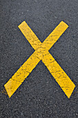 Gelbe,X Markierung auf Straße,Alpen,Frankreich