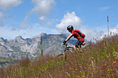 Junge fährt Fahrrad in den Bergen,Alpen,Frankreich