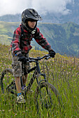 Junge auf Fahrrad,Französische Alpen,Frankreich
