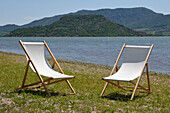 Strandstühle, See von Salagou, Herault, Languedoc-Roussillon, Frankreich