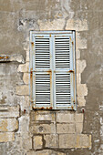 Nahaufnahme eines Fensters mit geschlossenen Fensterläden, Ile de Re, Frankreich