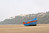 Boot am Strand, Moulay Bousselham, Provinz Kenitra, Marokko