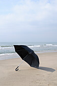 Offener Regenschirm am Strand, Port Camargue, Grau du Roi, Gard, Languedoc-Roussillon, Frankreich