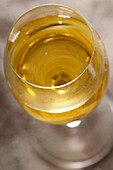 Nahaufnahme eines Glases mit Weißwein