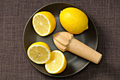 Draufsicht auf Zitronen in Schale mit Reibahle, Studioaufnahme