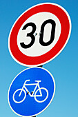 Nahaufnahme eines Schildes mit Geschwindigkeitsbegrenzung und Zweiradspur,Berlin,Deutschland
