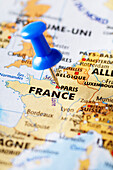 Stecknadel in Paris, Frankreich auf Karte