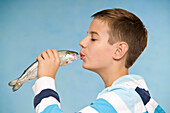 Junge küsst Fisch