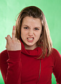 Teenager-Mädchen zeigt den Mittelfinger