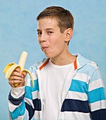 Junge isst Banane