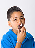 Porträt eines Jungen, der Süßigkeiten isst