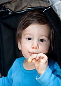 Junge isst Pommes frites, Mexiko