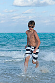 Junge bei der Brandung,Playa del Carmen,Halbinsel Yucatan,Mexiko