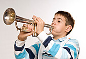 Junge, der Trompete spielt