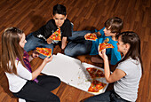Kinder essen Pizza