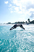 Mann schwimmend,Reef Playacar Resort and Spa Hotel,Playa del Carmen,Quintana Roo,Yucatan-Halbinsel,Mexiko