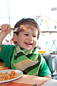 Junge isst Nudeln im Restaurant, Playa del Carmen, Mexiko
