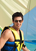 Mann auf Segelboot, Reef Playacar Resort und Spa, Playa del Carmen, Mexiko