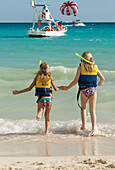 Mädchen in Schnorchelausrüstung am Strand,Reef Playacar Resort and Spa,Playa del Carmen,Mexiko