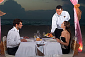 Paar beim Essen am Strand, Reef Playacar Resort and Spa, Playa del Carmen, Mexiko