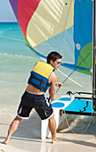 Mann mit Katamaran,Reef Playacar Resort and Spa Hotel,Playa del Carmen,Quintana Roo,Yucatan-Halbinsel,Mexiko
