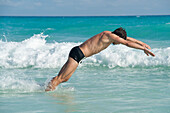 Mann schwimmend,Reef Playacar Resort and Spa Hotel,Playa del Carmen,Quintana Roo,Yucatan Halbinsel,Mexiko