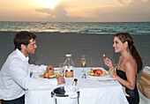 Paar speist am Strand,Reef Playacar Resort and Spa,Playa del Carmen,Mexiko