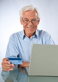 Mann beim Online-Einkauf