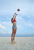 Frau spielt Beach-Volleyball, Reef Playacar Resort und Spa, Playa del Carmen, Mexiko