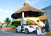 Gepäckträger lädt Gepäck ins Auto,Reef Playacar Resort and Spa,Playa del Carmen,Mexiko