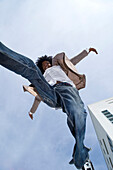 Junger Mann im Freien, springt mitten in der Luft gegen den Himmel,Mannheim,Deutschland