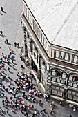 Touristen vor dem Battistero di San Giovanni, Florenz, Italien