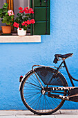 Fahrrad unter Fensterbank, Burano, Venedig, Italien