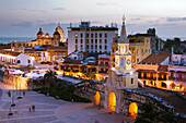 Puerta del Reloj in der Abenddämmerung, Cartagena, Kolumbien