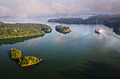 Containerschiff auf dem Lago Gatun, Panamakanal, Panama