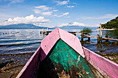 Traditionelles Holzkanu am Ufer, Atitlan-See, Santa Catarina Palopo, Guatemala