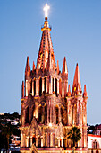La Parroquia in der Abenddämmerung, San Miguel de Allende, Mexiko