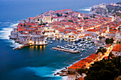 Altstadt von Dubrovnik in der Abenddämmerung, Kroatien