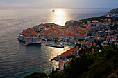 Altstadt von Dubrovnik in der Abenddämmerung, Kroatien